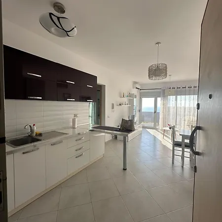 Sea View Apartment *
